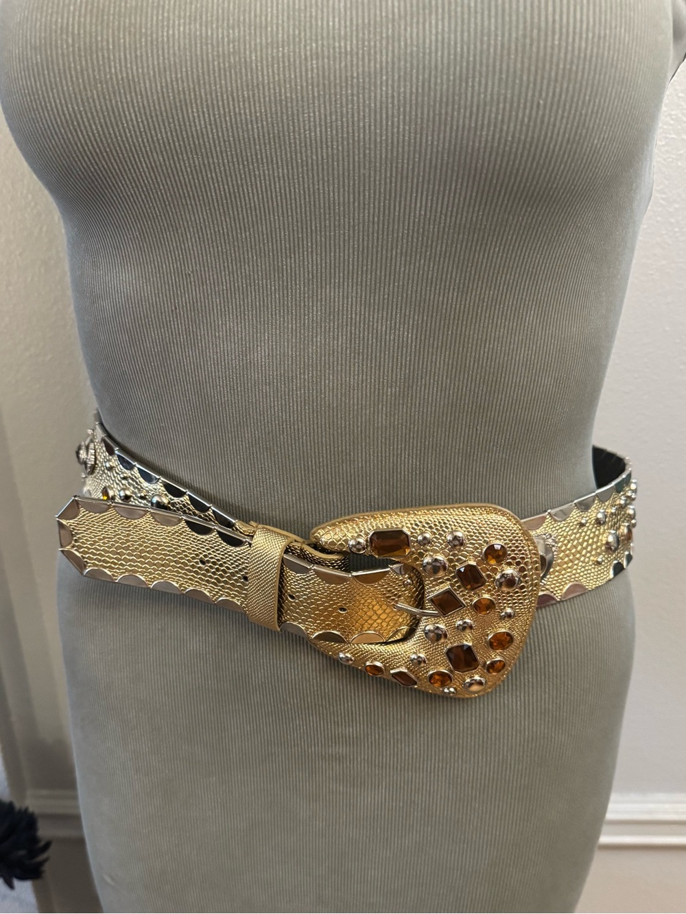 Gold Jeweled Western-Style Women's Belt with Ornate Buckle